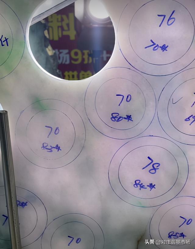 翡翠手镯芯为什么那么便宜翡翠镯芯原石泡在水里涨大了-第7张图片-翡翠网 翡翠手镯芯为什么那么便宜翡翠镯芯原石泡在水里涨大了-第7张图片-翡翠网