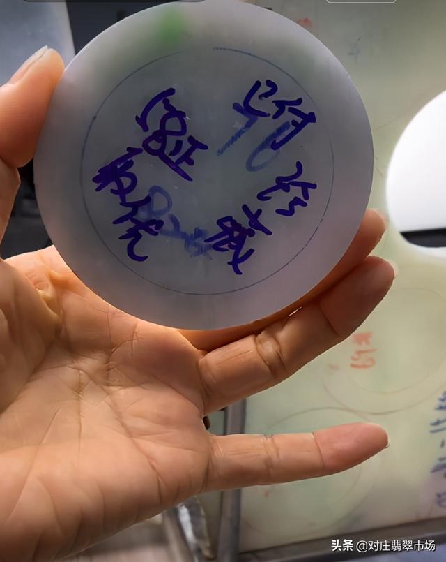 翡翠手镯芯为什么那么便宜翡翠镯芯原石泡在水里涨大了-第8张图片-翡翠网 翡翠手镯芯为什么那么便宜翡翠镯芯原石泡在水里涨大了-第8张图片-翡翠网