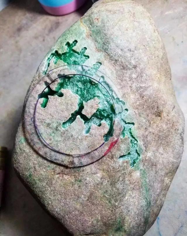 16亿帝王绿吊坠自己在家赌翡翠原石-第1张图片-翡翠网 16亿帝王绿吊坠自己在家赌翡翠原石-第1张图片-翡翠网