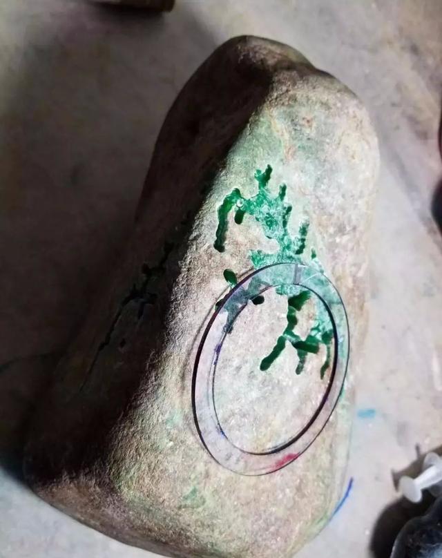 16亿帝王绿吊坠自己在家赌翡翠原石-第2张图片-翡翠网 16亿帝王绿吊坠自己在家赌翡翠原石-第2张图片-翡翠网