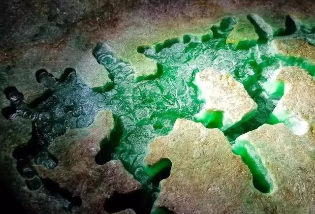 16亿帝王绿吊坠自己在家赌翡翠原石-第3张图片-翡翠网 16亿帝王绿吊坠自己在家赌翡翠原石-第3张图片-翡翠网