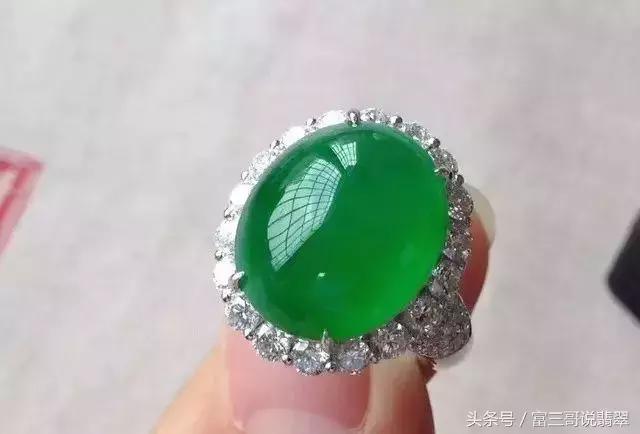 翡翠手镯戴在哪只手好怎么确定翡翠手镯戴活了-第2张图片-翡翠网 翡翠手镯戴在哪只手好怎么确定翡翠手镯戴活了-第2张图片-翡翠网