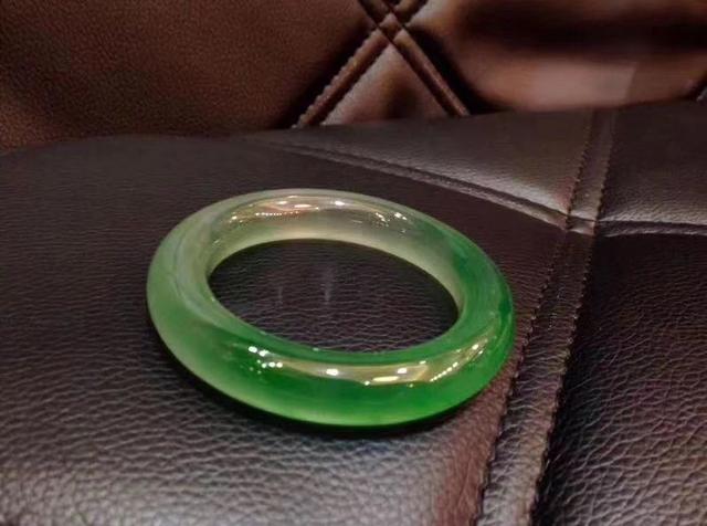 翡翠镯子专业知识,镯子带进去拿不出来怎么办-第15张图片-翡翠网 翡翠镯子专业知识,镯子带进去拿不出来怎么办-第15张图片-翡翠网