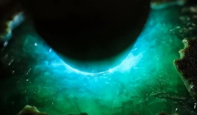 翡翠原石豆种飘花,翡翠原石种色水飘花-第3张图片-翡翠网 翡翠原石豆种飘花,翡翠原石种色水飘花-第3张图片-翡翠网