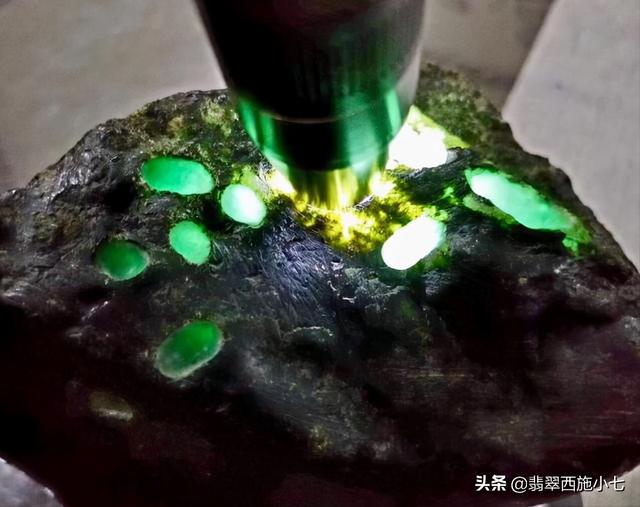 翡翠原石比成品贵,五彩翡翠原石的特点-第2张图片-翡翠网