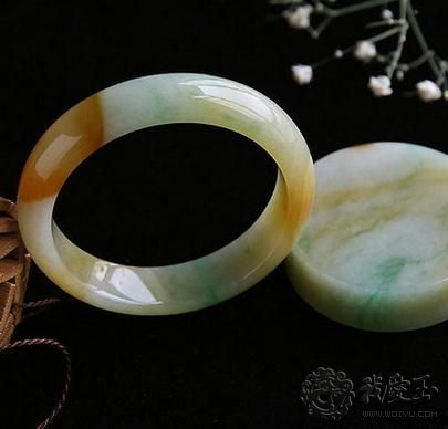 翡翠手镯是不是飘绿的就值钱飘绿的黄翡翠手镯多少钱-第2张图片-翡翠网 翡翠手镯是不是飘绿的就值钱飘绿的黄翡翠手镯多少钱-第2张图片-翡翠网