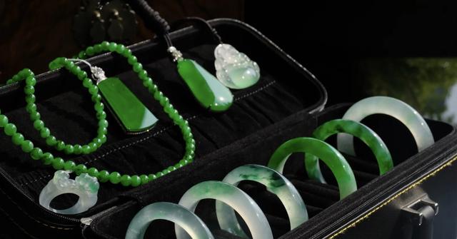 翡翠手镯大小的标准,2万的翡翠手镯-第3张图片-翡翠网 翡翠手镯大小的标准,2万的翡翠手镯-第3张图片-翡翠网