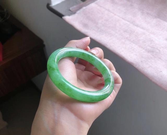 翡翠手镯大小的标准,2万的翡翠手镯-第4张图片-翡翠网 翡翠手镯大小的标准,2万的翡翠手镯-第4张图片-翡翠网