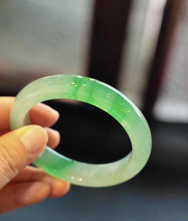 翡翠手镯大小的标准,2万的翡翠手镯-第5张图片-翡翠网 翡翠手镯大小的标准,2万的翡翠手镯-第5张图片-翡翠网