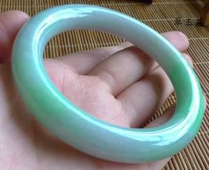 关于缅甸玉翡翠手镯批发的信息-第1张图片-翡翠网 关于缅甸玉翡翠手镯批发的信息-第1张图片-翡翠网