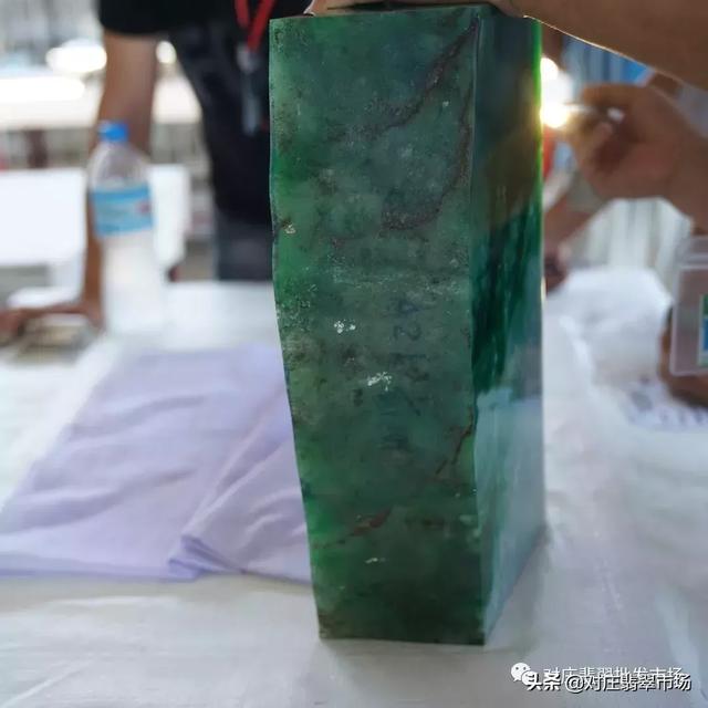 缅甸翡翠原石拍卖,缅甸翡翠产区-第5张图片-翡翠网 缅甸翡翠原石拍卖,缅甸翡翠产区-第5张图片-翡翠网