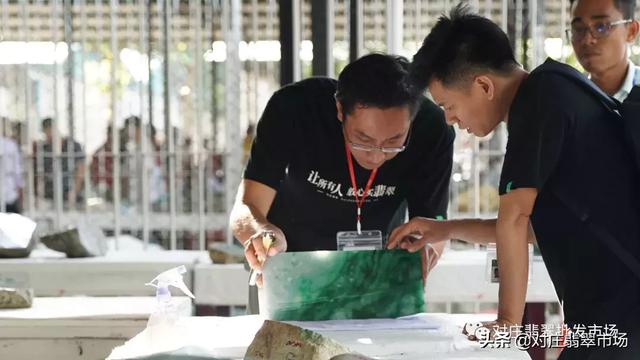 缅甸翡翠原石拍卖,缅甸翡翠产区-第6张图片-翡翠网 缅甸翡翠原石拍卖,缅甸翡翠产区-第6张图片-翡翠网