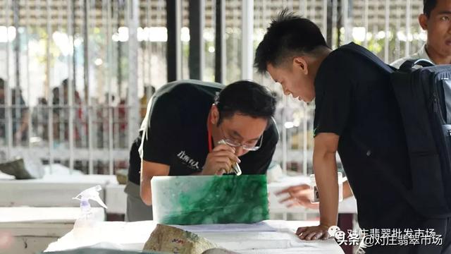 缅甸翡翠原石拍卖,缅甸翡翠产区-第7张图片-翡翠网 缅甸翡翠原石拍卖,缅甸翡翠产区-第7张图片-翡翠网