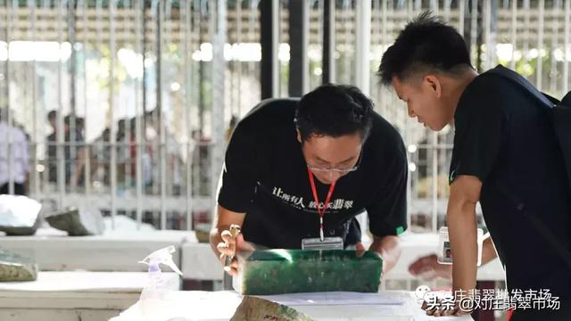 缅甸翡翠原石拍卖,缅甸翡翠产区-第8张图片-翡翠网 缅甸翡翠原石拍卖,缅甸翡翠产区-第8张图片-翡翠网