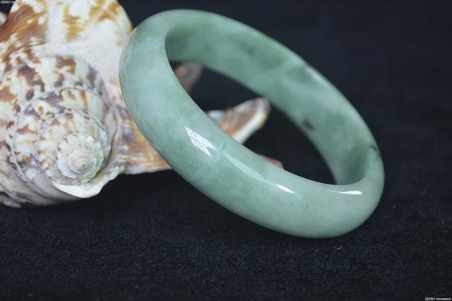 翡翠手镯选择多大的好,A货翡翠手镯-第10张图片-翡翠网 翡翠手镯选择多大的好,A货翡翠手镯-第10张图片-翡翠网