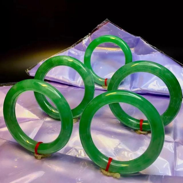 浅绿翡翠价格浅绿色翡翠吊坠a货价格-第7张图片-翡翠网 浅绿翡翠价格浅绿色翡翠吊坠a货价格-第7张图片-翡翠网