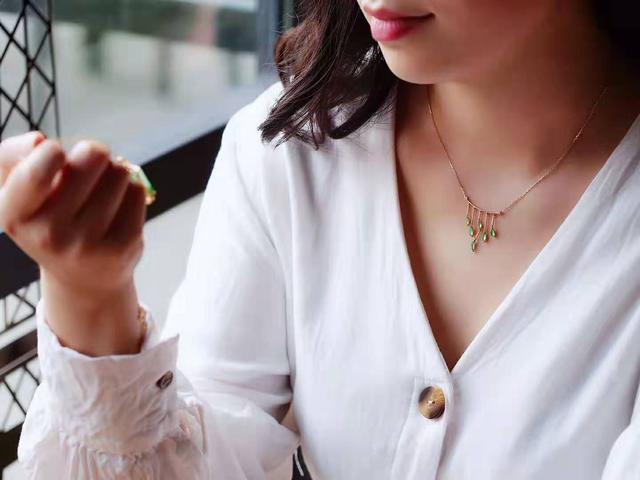 翡翠手镯和耳饰搭配图翡翠手镯会越戴越透吗-第1张图片-翡翠网 翡翠手镯和耳饰搭配图翡翠手镯会越戴越透吗-第1张图片-翡翠网