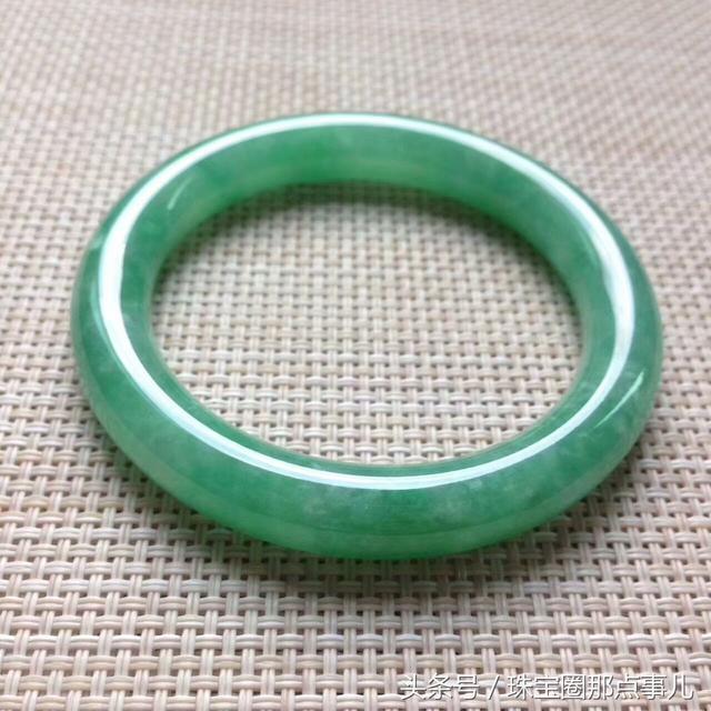 翡翠手镯小了值钱吗,翡翠手镯小了-第1张图片-翡翠网 翡翠手镯小了值钱吗,翡翠手镯小了-第1张图片-翡翠网