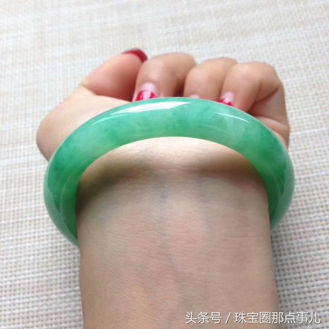 翡翠手镯小了值钱吗,翡翠手镯小了-第3张图片-翡翠网 翡翠手镯小了值钱吗,翡翠手镯小了-第3张图片-翡翠网