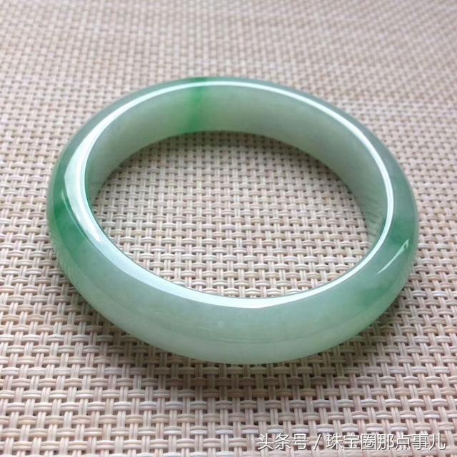 翡翠手镯小了值钱吗,翡翠手镯小了-第4张图片-翡翠网 翡翠手镯小了值钱吗,翡翠手镯小了-第4张图片-翡翠网