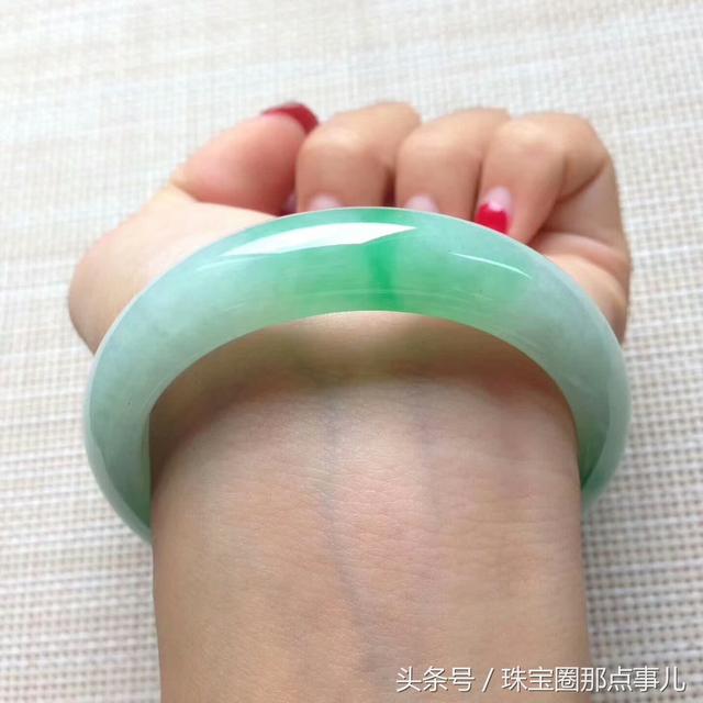 翡翠手镯小了值钱吗,翡翠手镯小了-第5张图片-翡翠网 翡翠手镯小了值钱吗,翡翠手镯小了-第5张图片-翡翠网