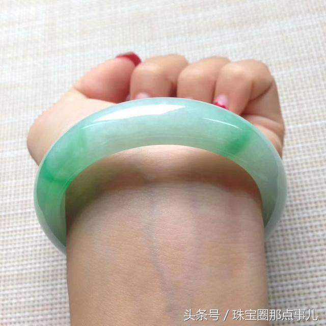 翡翠手镯小了值钱吗,翡翠手镯小了-第6张图片-翡翠网 翡翠手镯小了值钱吗,翡翠手镯小了-第6张图片-翡翠网