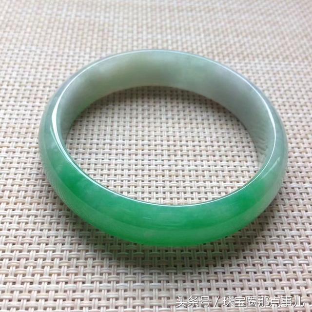 翡翠手镯小了值钱吗,翡翠手镯小了-第7张图片-翡翠网 翡翠手镯小了值钱吗,翡翠手镯小了-第7张图片-翡翠网