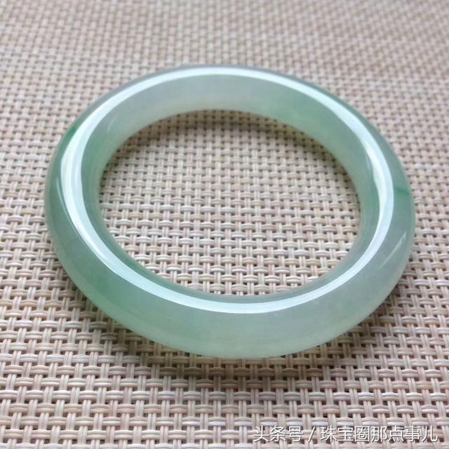 翡翠手镯小了值钱吗,翡翠手镯小了-第10张图片-翡翠网 翡翠手镯小了值钱吗,翡翠手镯小了-第10张图片-翡翠网