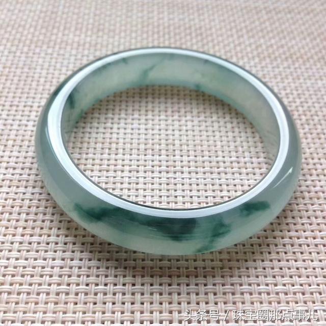 翡翠手镯小了值钱吗,翡翠手镯小了-第13张图片-翡翠网 翡翠手镯小了值钱吗,翡翠手镯小了-第13张图片-翡翠网