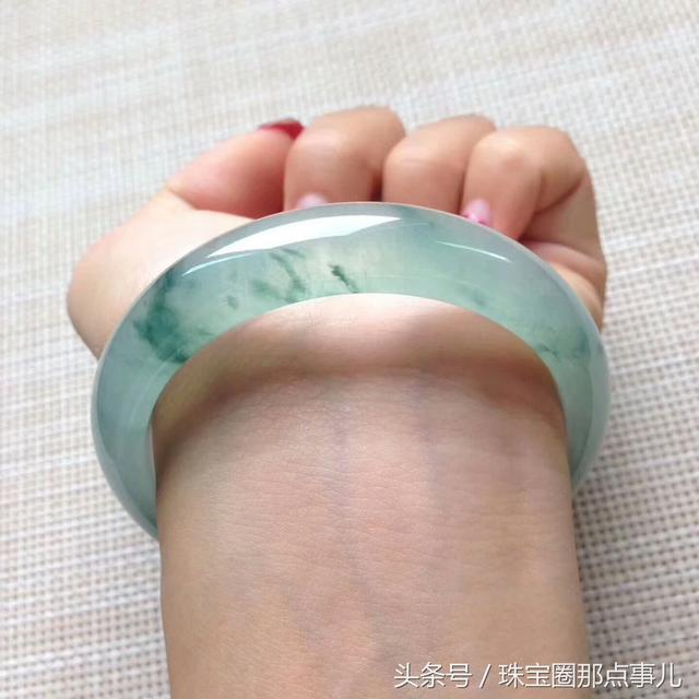 翡翠手镯小了值钱吗,翡翠手镯小了-第15张图片-翡翠网 翡翠手镯小了值钱吗,翡翠手镯小了-第15张图片-翡翠网