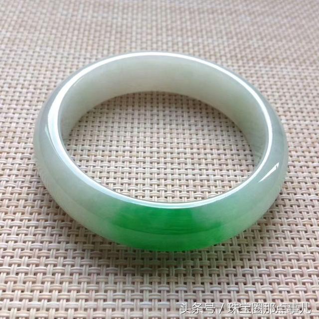 翡翠手镯小了值钱吗,翡翠手镯小了-第16张图片-翡翠网 翡翠手镯小了值钱吗,翡翠手镯小了-第16张图片-翡翠网