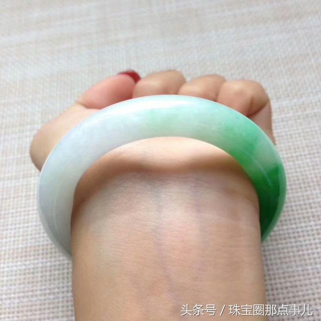 翡翠手镯小了值钱吗,翡翠手镯小了-第21张图片-翡翠网 翡翠手镯小了值钱吗,翡翠手镯小了-第21张图片-翡翠网