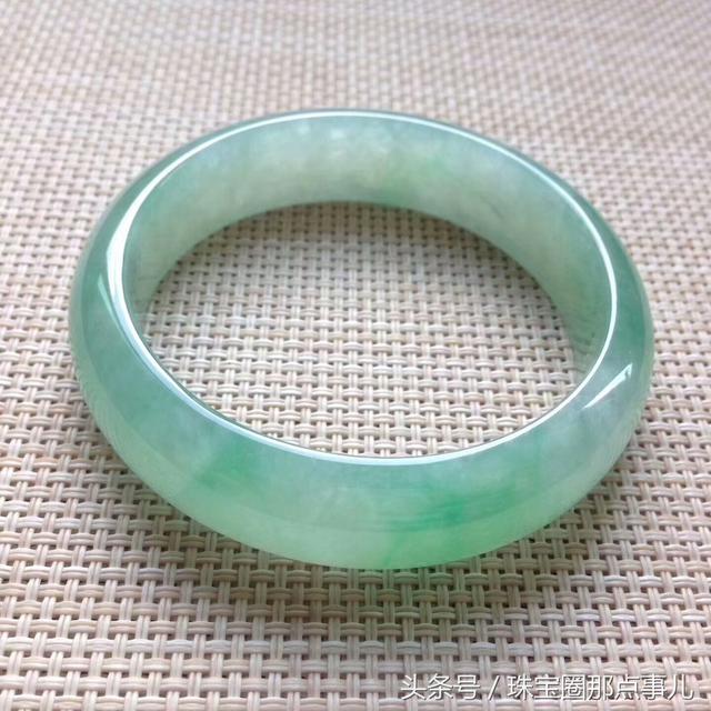 翡翠手镯小了值钱吗,翡翠手镯小了-第22张图片-翡翠网 翡翠手镯小了值钱吗,翡翠手镯小了-第22张图片-翡翠网
