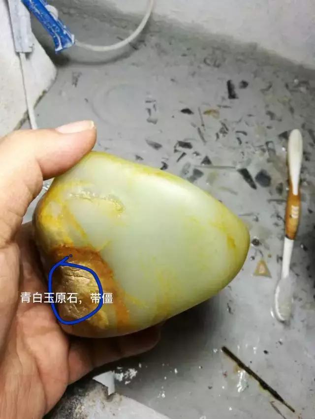 油青翡翠原石的表现,一件青白黑红的翡翠原石-第1张图片-翡翠网 油青翡翠原石的表现,一件青白黑红的翡翠原石-第1张图片-翡翠网