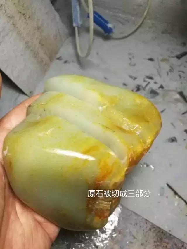 油青翡翠原石的表现,一件青白黑红的翡翠原石-第2张图片-翡翠网 油青翡翠原石的表现,一件青白黑红的翡翠原石-第2张图片-翡翠网