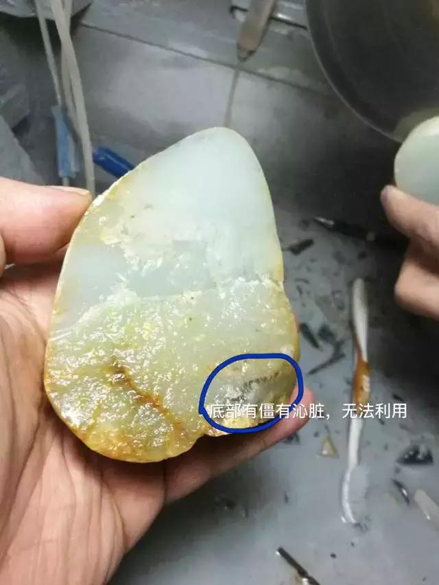 油青翡翠原石的表现,一件青白黑红的翡翠原石-第3张图片-翡翠网 油青翡翠原石的表现,一件青白黑红的翡翠原石-第3张图片-翡翠网