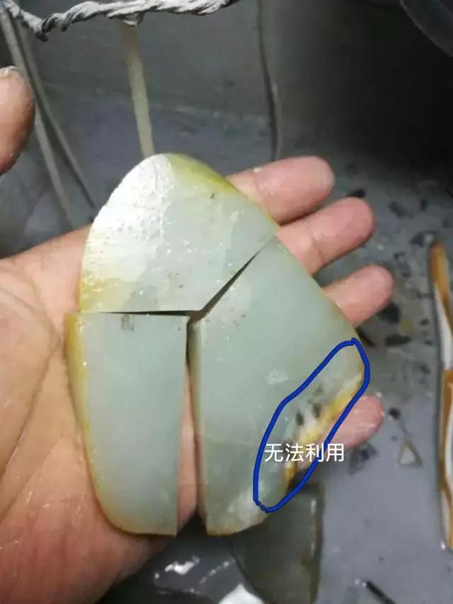 油青翡翠原石的表现,一件青白黑红的翡翠原石-第4张图片-翡翠网 油青翡翠原石的表现,一件青白黑红的翡翠原石-第4张图片-翡翠网