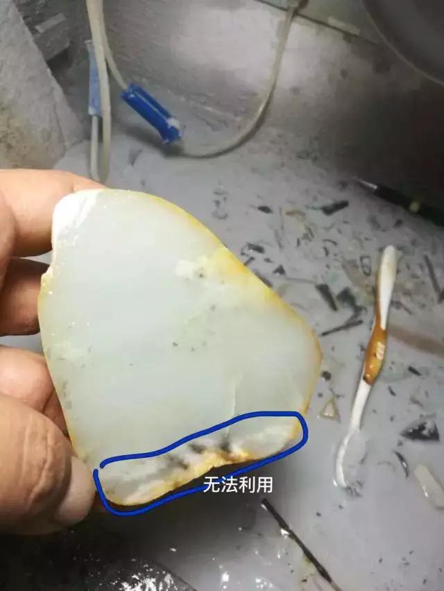 油青翡翠原石的表现,一件青白黑红的翡翠原石-第5张图片-翡翠网 油青翡翠原石的表现,一件青白黑红的翡翠原石-第5张图片-翡翠网