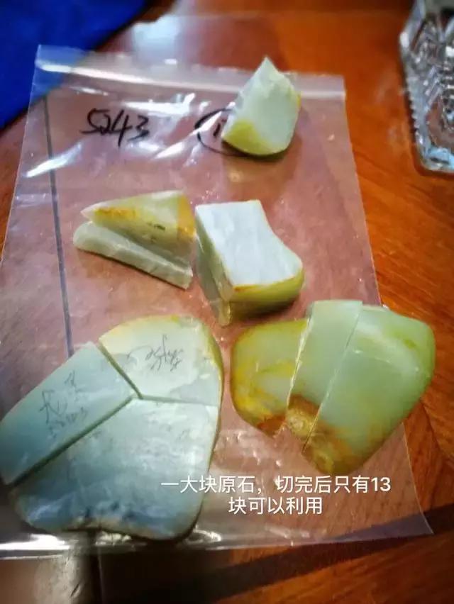 油青翡翠原石的表现,一件青白黑红的翡翠原石-第6张图片-翡翠网 油青翡翠原石的表现,一件青白黑红的翡翠原石-第6张图片-翡翠网