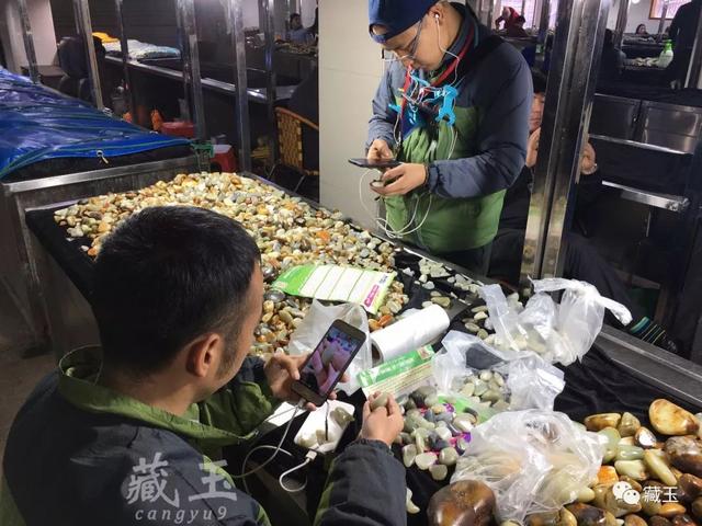 石佛寺翡翠批发价格南阳石佛寺玉器批发市场视频-第4张图片-翡翠网 石佛寺翡翠批发价格南阳石佛寺玉器批发市场视频-第4张图片-翡翠网