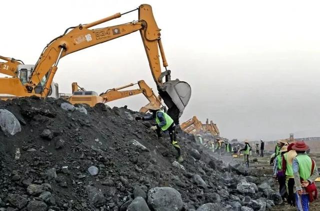 2021年翡翠原石公盘什么时候举行玻璃种满绿翡翠-第1张图片-翡翠网 2021年翡翠原石公盘什么时候举行玻璃种满绿翡翠-第1张图片-翡翠网