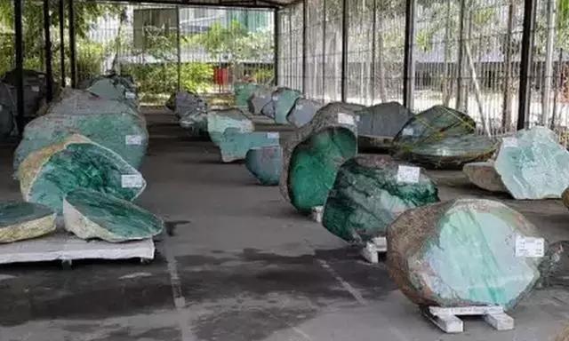 2021年翡翠原石公盘什么时候举行玻璃种满绿翡翠-第6张图片-翡翠网 2021年翡翠原石公盘什么时候举行玻璃种满绿翡翠-第6张图片-翡翠网