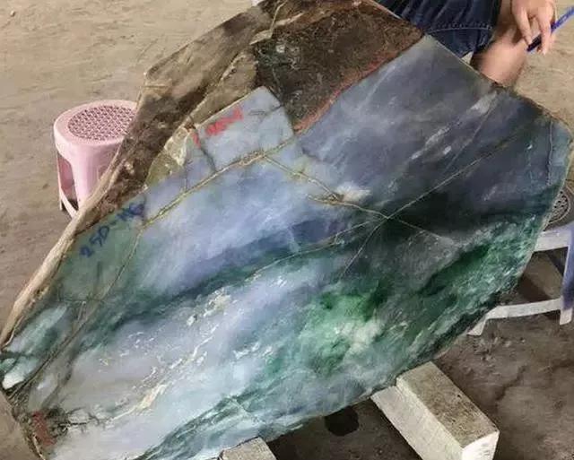 2021年翡翠原石公盘什么时候举行玻璃种满绿翡翠-第7张图片-翡翠网 2021年翡翠原石公盘什么时候举行玻璃种满绿翡翠-第7张图片-翡翠网