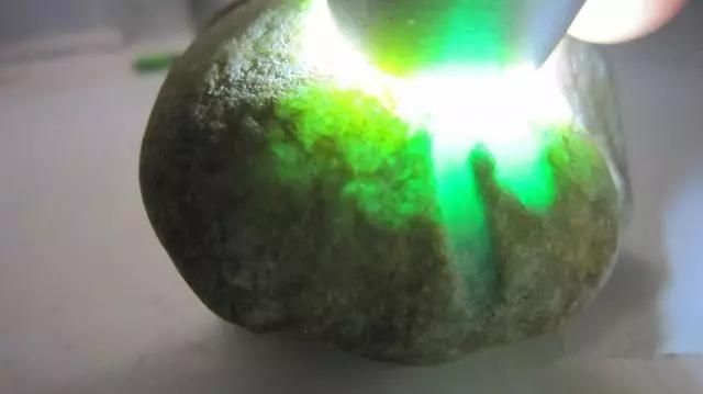 翡翠原石产地是哪里大马坎翡翠原石鉴定方法-第3张图片-翡翠网 翡翠原石产地是哪里大马坎翡翠原石鉴定方法-第3张图片-翡翠网