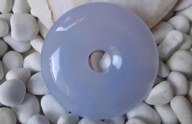 绿玉髓和翡翠的区别玉髓手镯翡翠知识-第1张图片-翡翠网 绿玉髓和翡翠的区别玉髓手镯翡翠知识-第1张图片-翡翠网