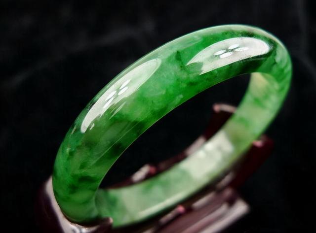 绿玉髓和翡翠的区别玉髓手镯翡翠知识-第2张图片-翡翠网 绿玉髓和翡翠的区别玉髓手镯翡翠知识-第2张图片-翡翠网