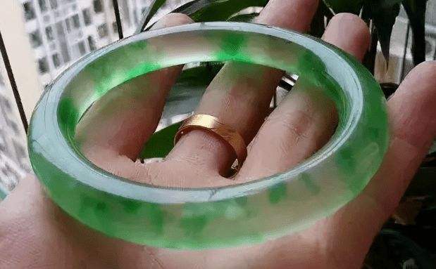 如何挑选翡翠手镯翡翠手镯带一次就掉色-第1张图片-翡翠网 如何挑选翡翠手镯翡翠手镯带一次就掉色-第1张图片-翡翠网