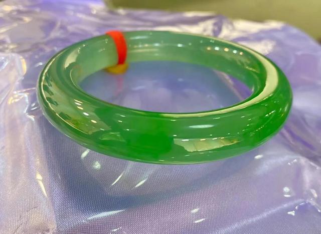 一万五的翡翠手镯算什么档次糯种手镯属于什么档次-第5张图片-翡翠网