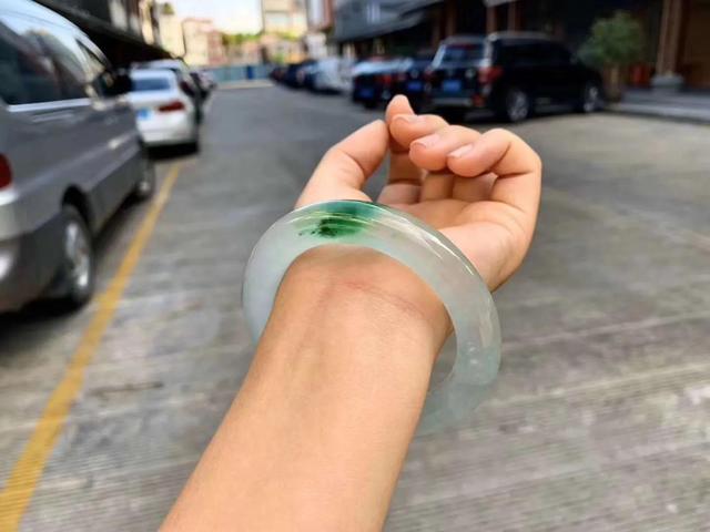 一万五的翡翠手镯算什么档次糯种手镯属于什么档次-第7张图片-翡翠网