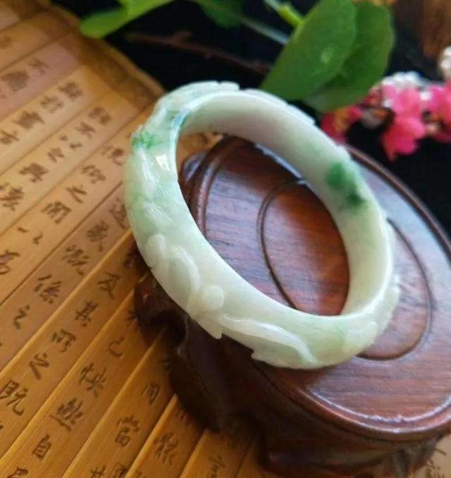 一万五的翡翠手镯算什么档次糯种手镯属于什么档次-第13张图片-翡翠网